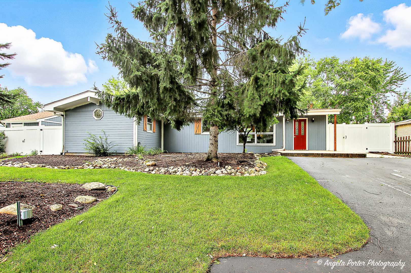 806 Nancy LN, Mchenry, IL 60051
