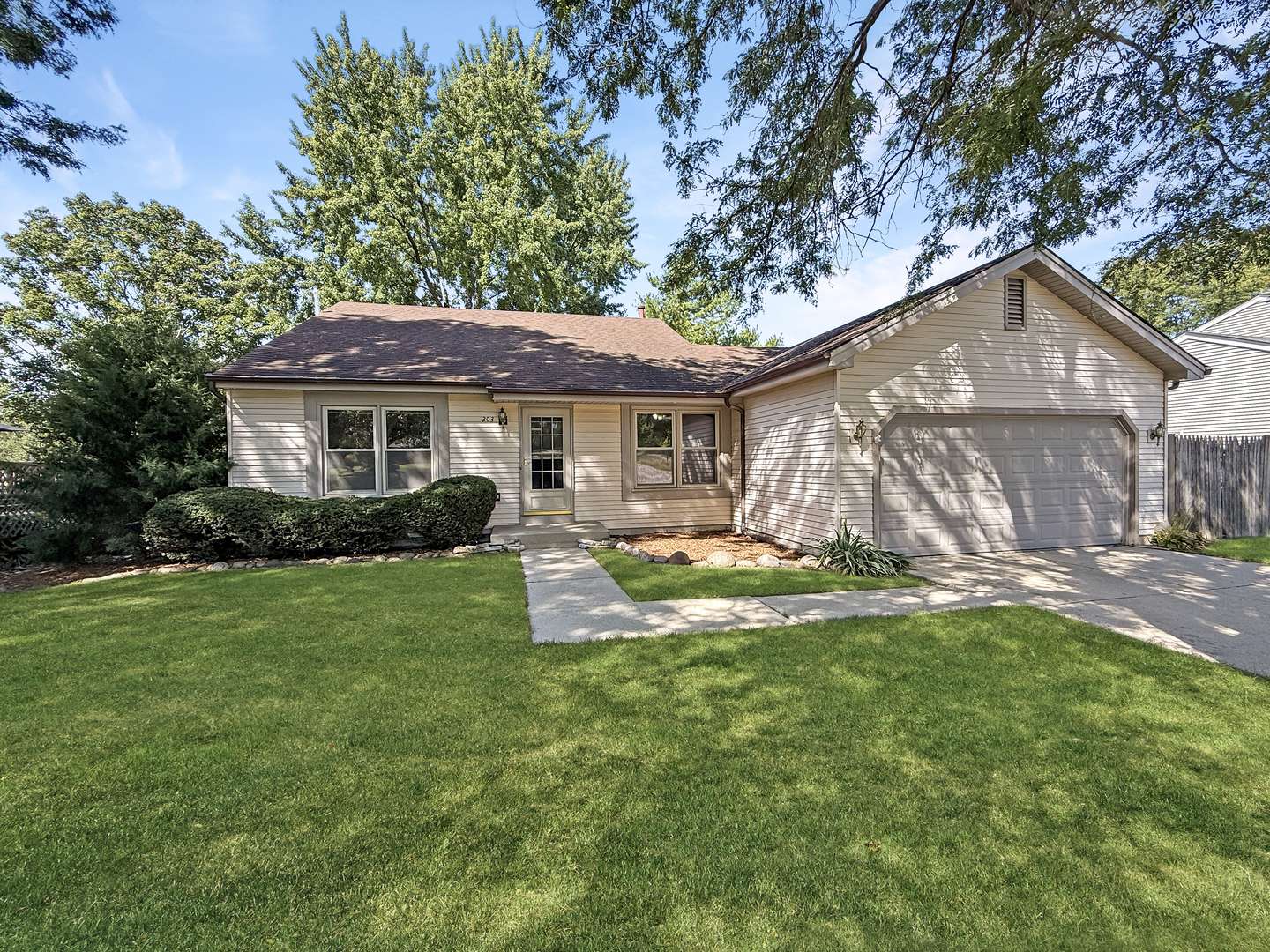 203 N Huntington DR, Mchenry, IL 60050