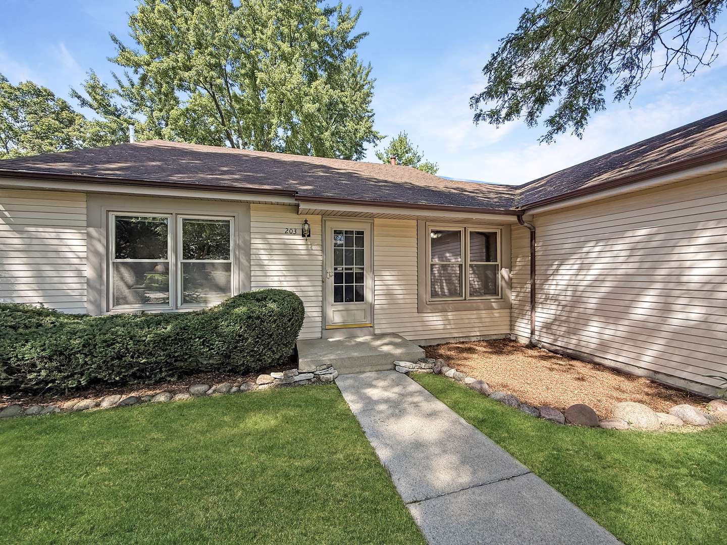 203 N Huntington DR, Mchenry, IL 60050