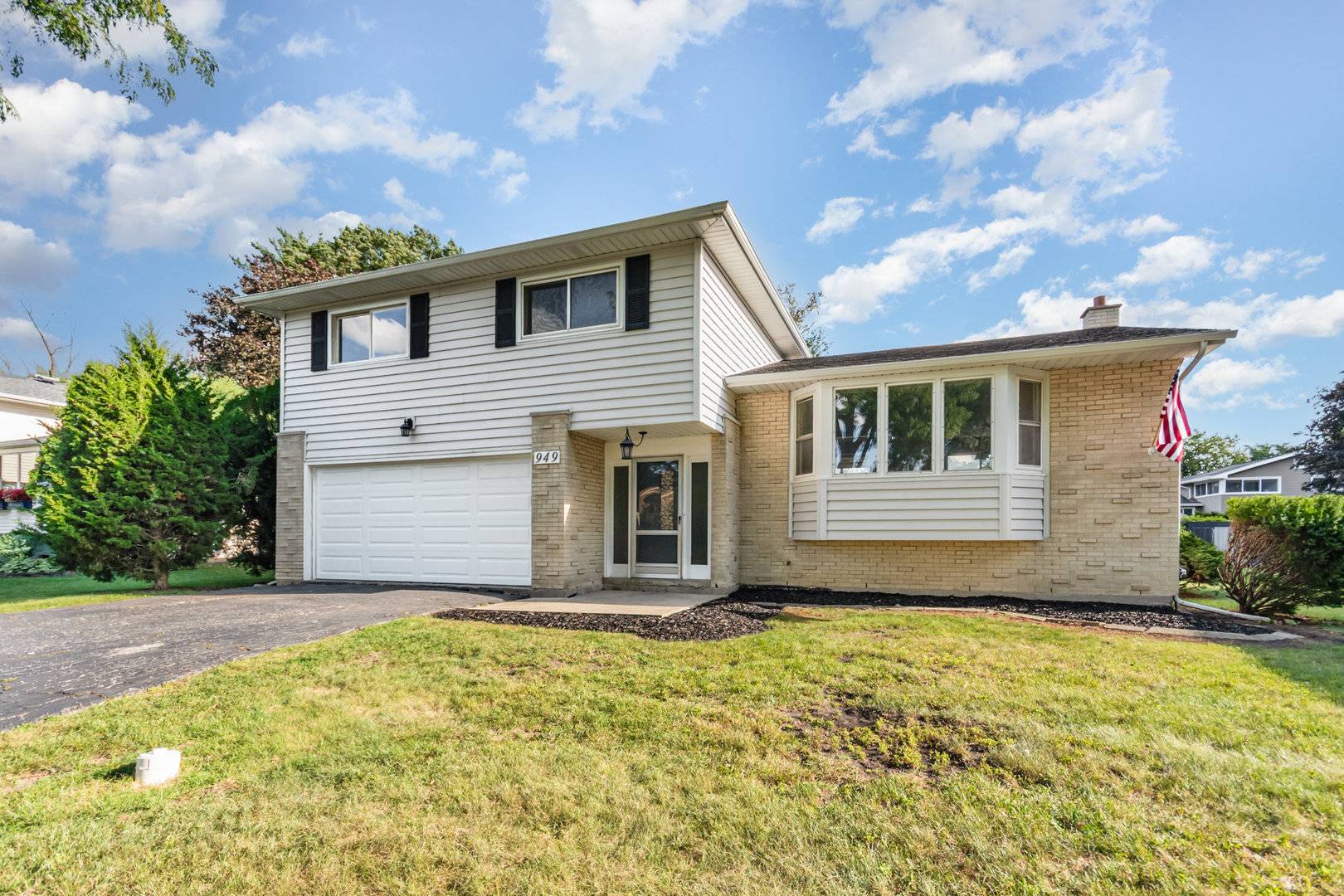 949 Rose LN, Wheeling, IL 60090