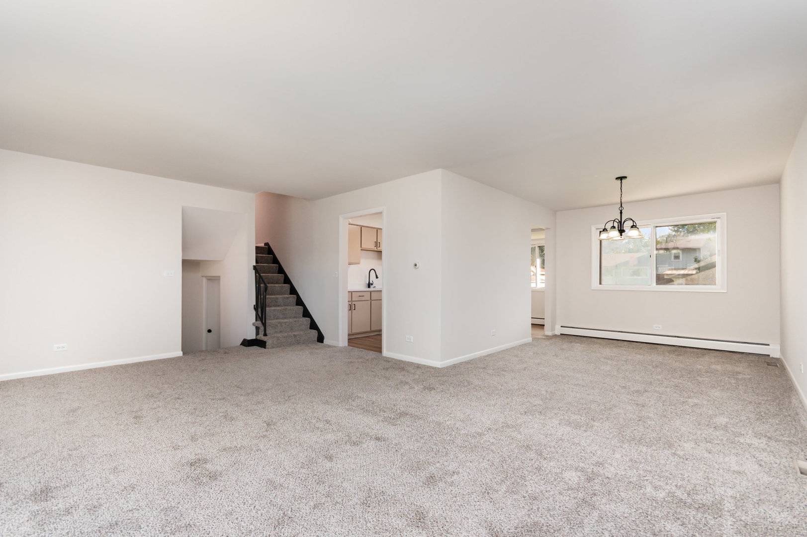 949 Rose LN, Wheeling, IL 60090