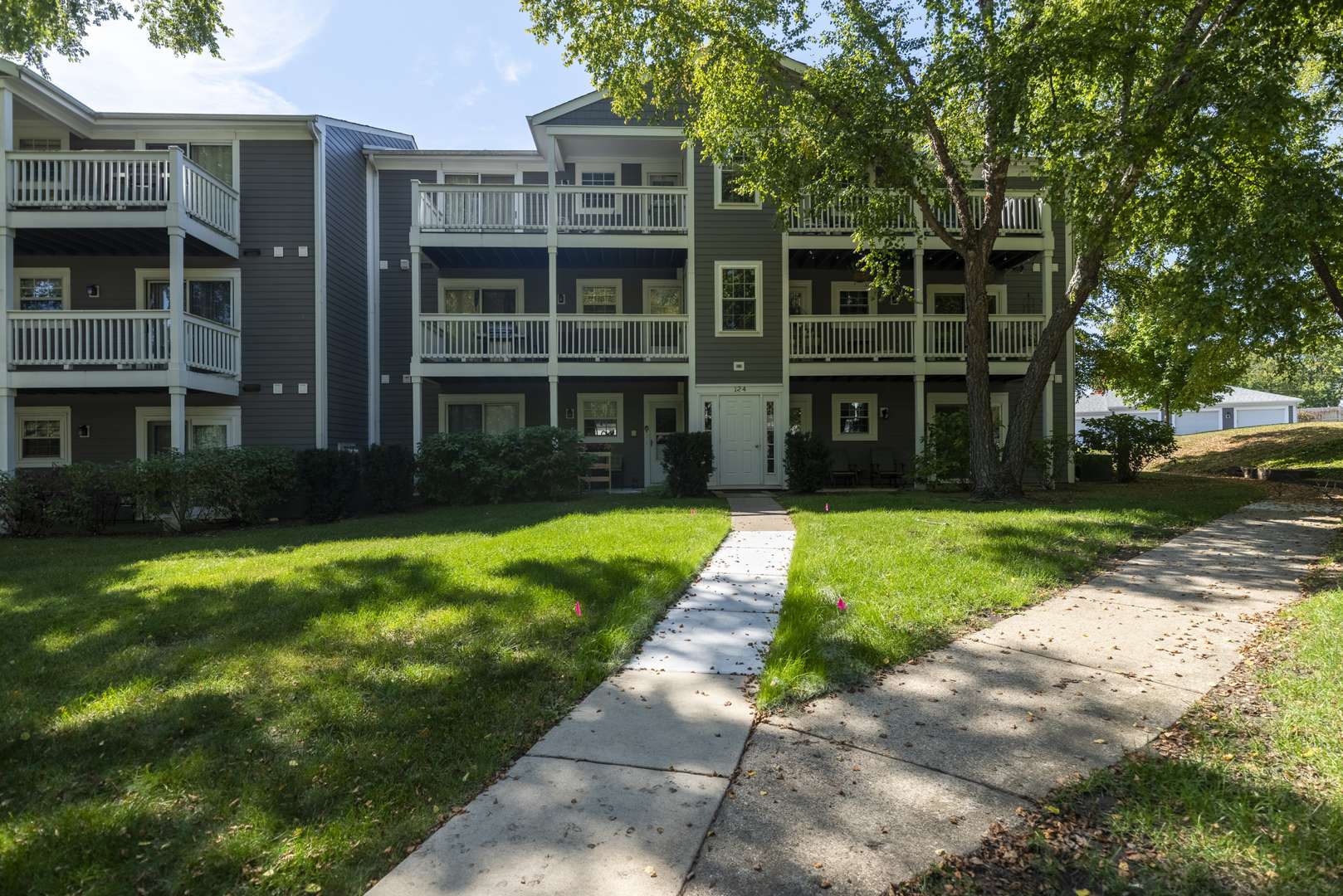 124 E Winchester RD #F, Libertyville, IL 60048