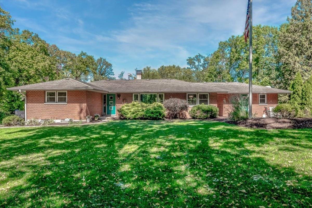 10N906 Hidden Lakes DR, Elgin, IL 60124