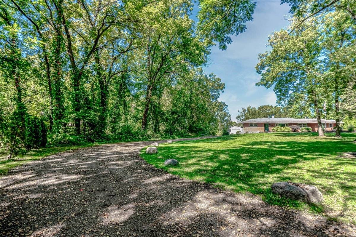 10N906 Hidden Lakes DR, Elgin, IL 60124