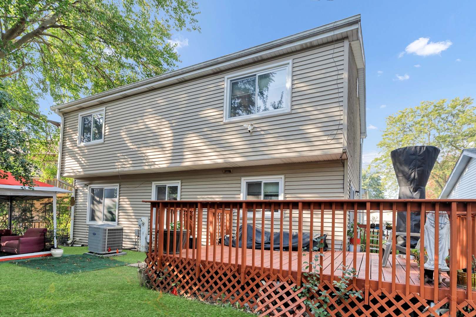 7 Woodmar CT, Streamwood, IL 60107