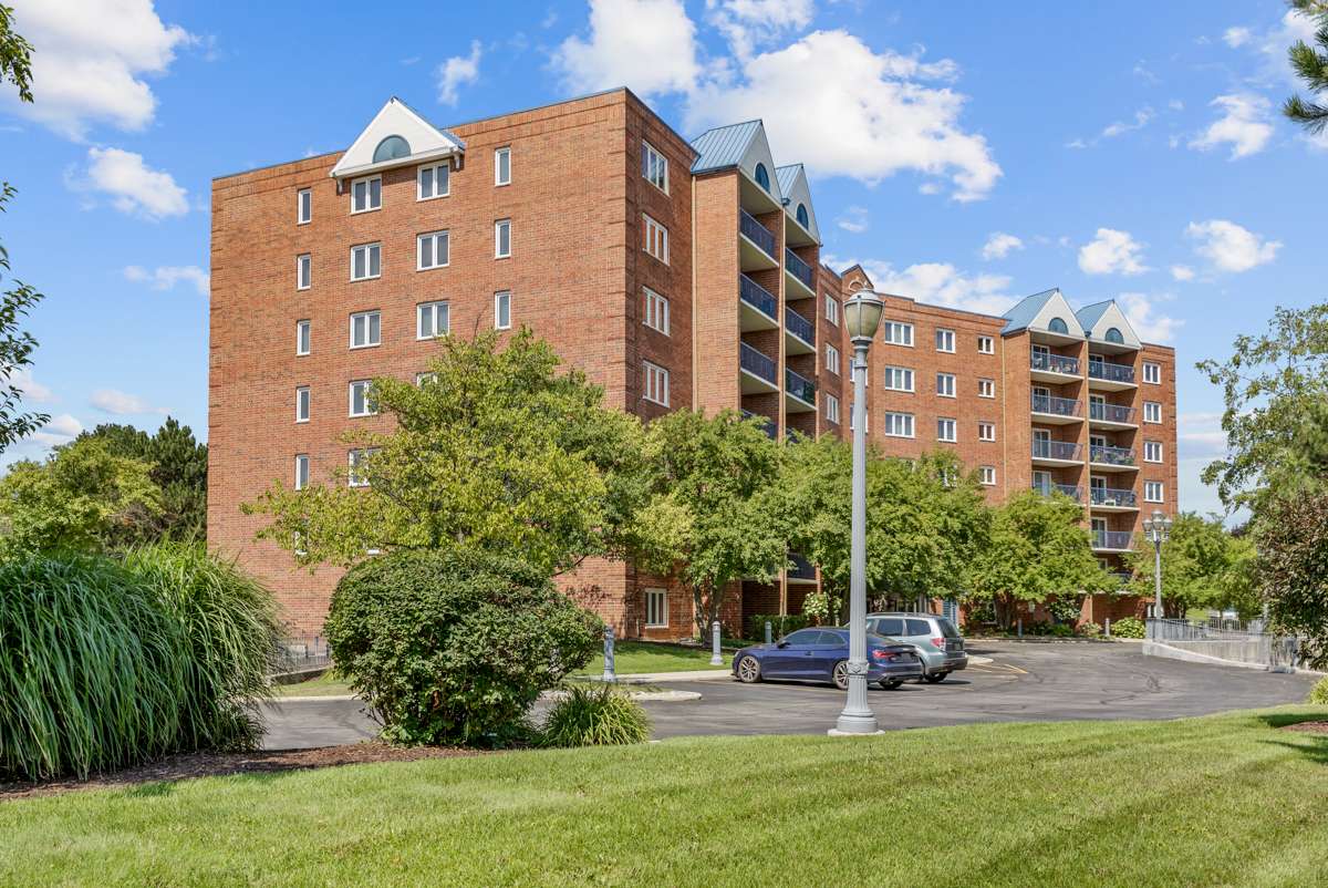 7120 N Milwaukee AVE #702, Niles, IL 60714
