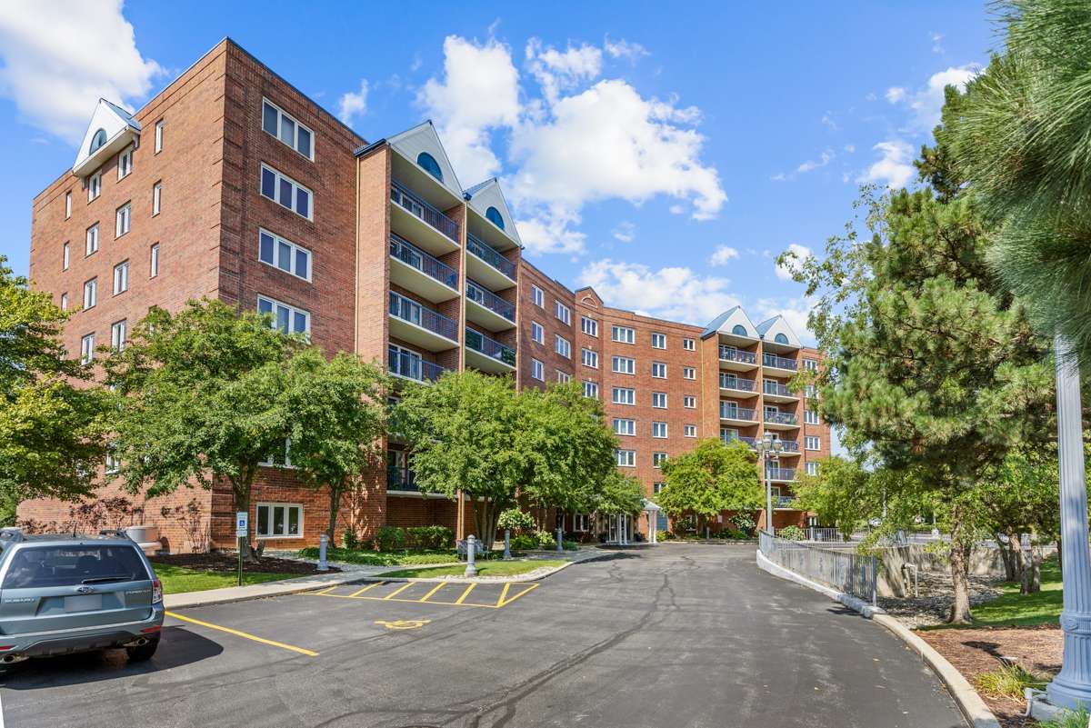 7120 N Milwaukee AVE #702, Niles, IL 60714