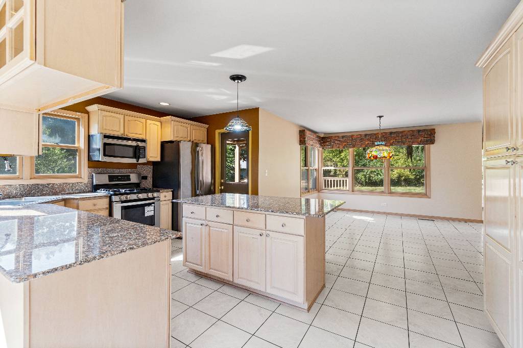28740 W Bloners DR, Cary, IL 60013