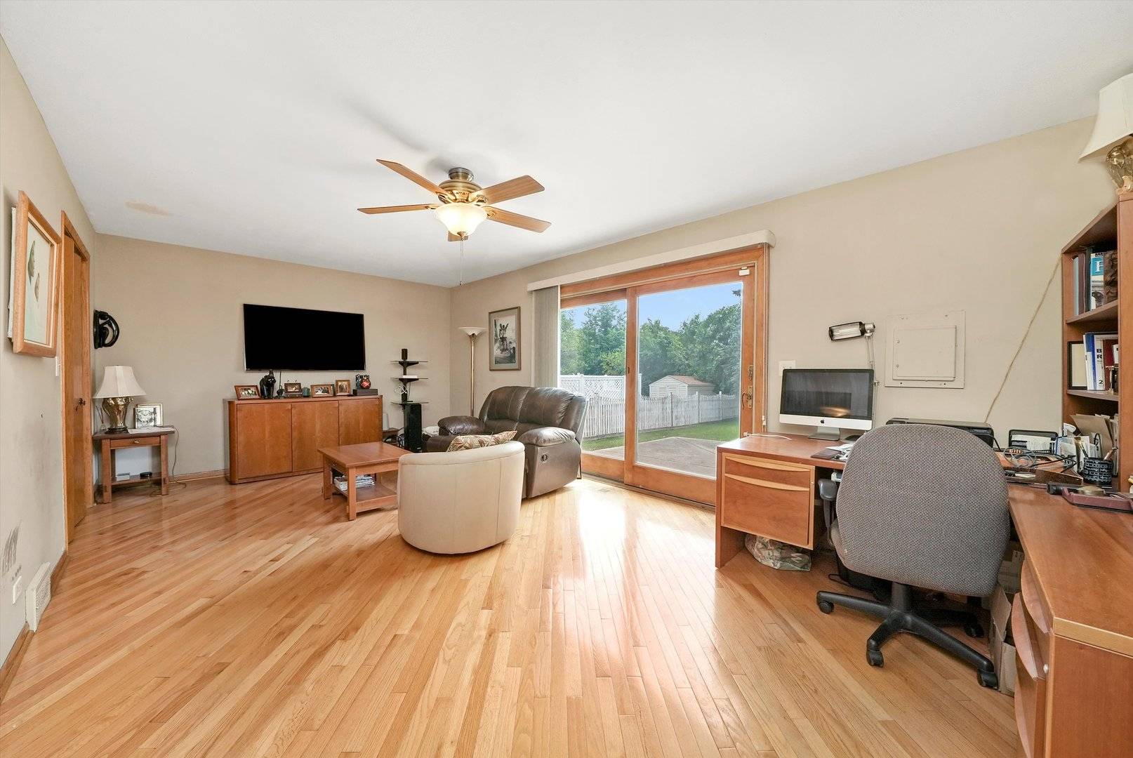 1125 Charlene LN, Schaumburg, IL 60193