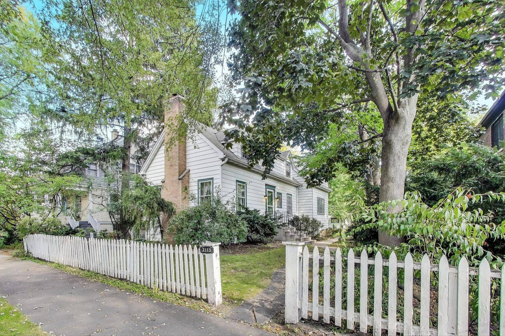 2113 Forestview RD, Evanston, IL 60201