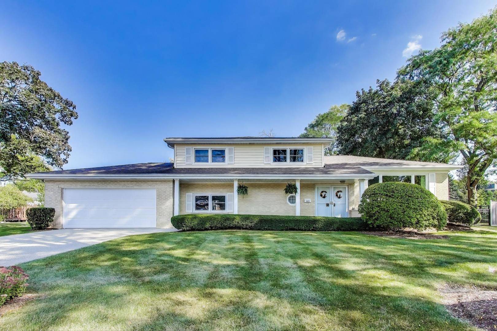 945 Hawthorne LN, Northbrook, IL 60062