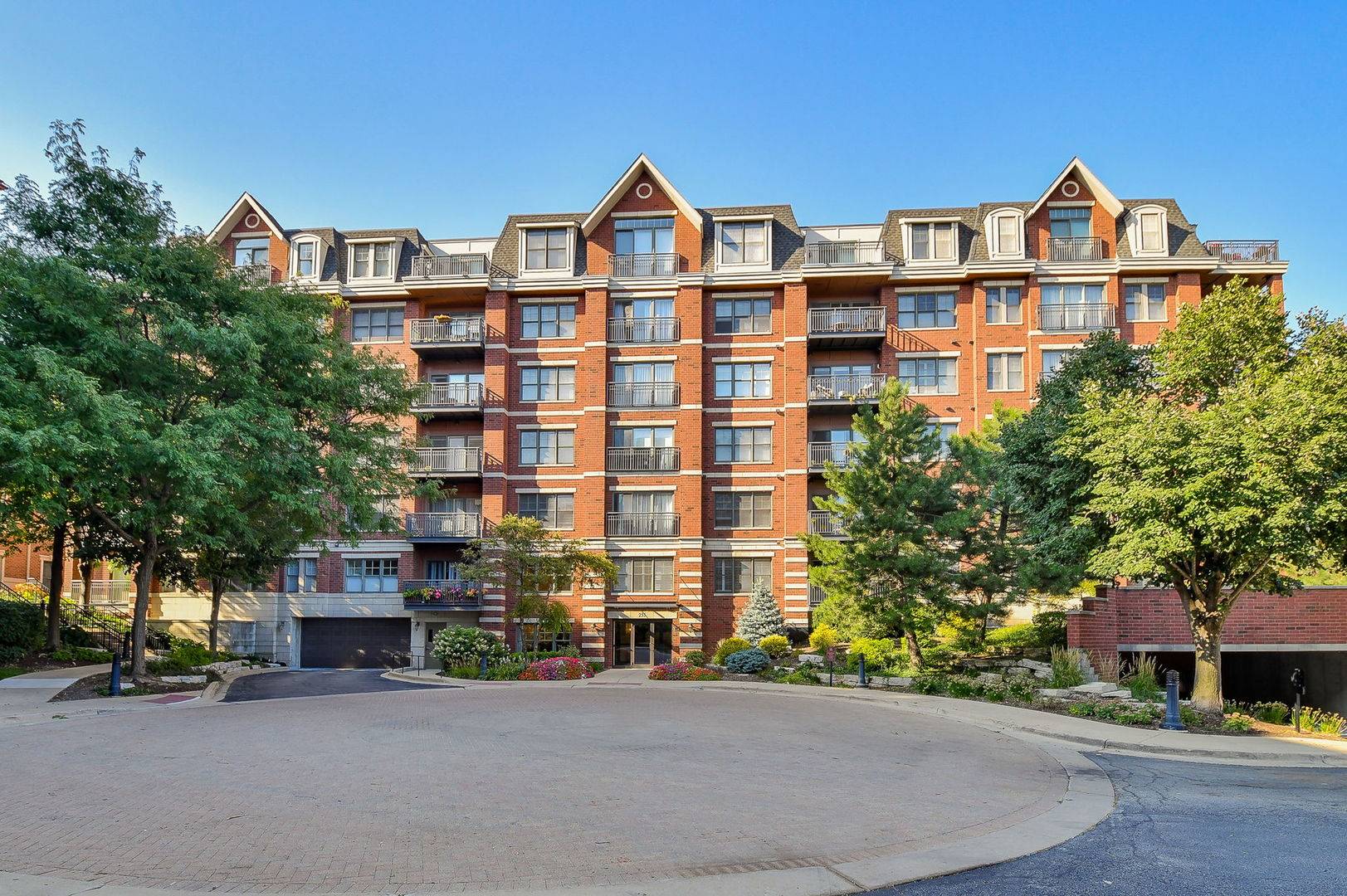 255 E Liberty DR #302, Wheaton, IL 60187