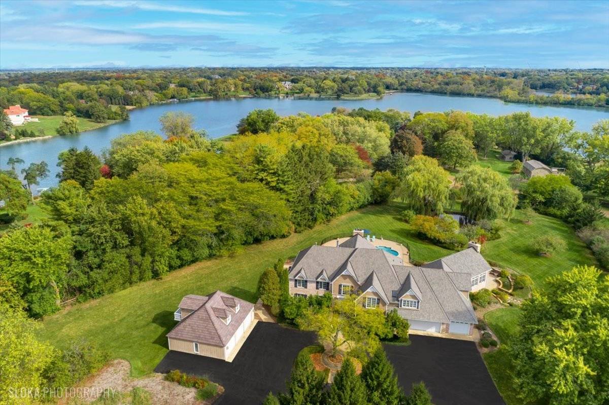70 Round Barn RD, Barrington Hills, IL 60010
