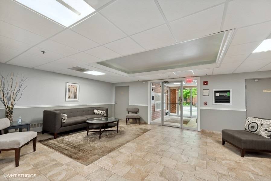 555 S River RD #301, Des Plaines, IL 60016