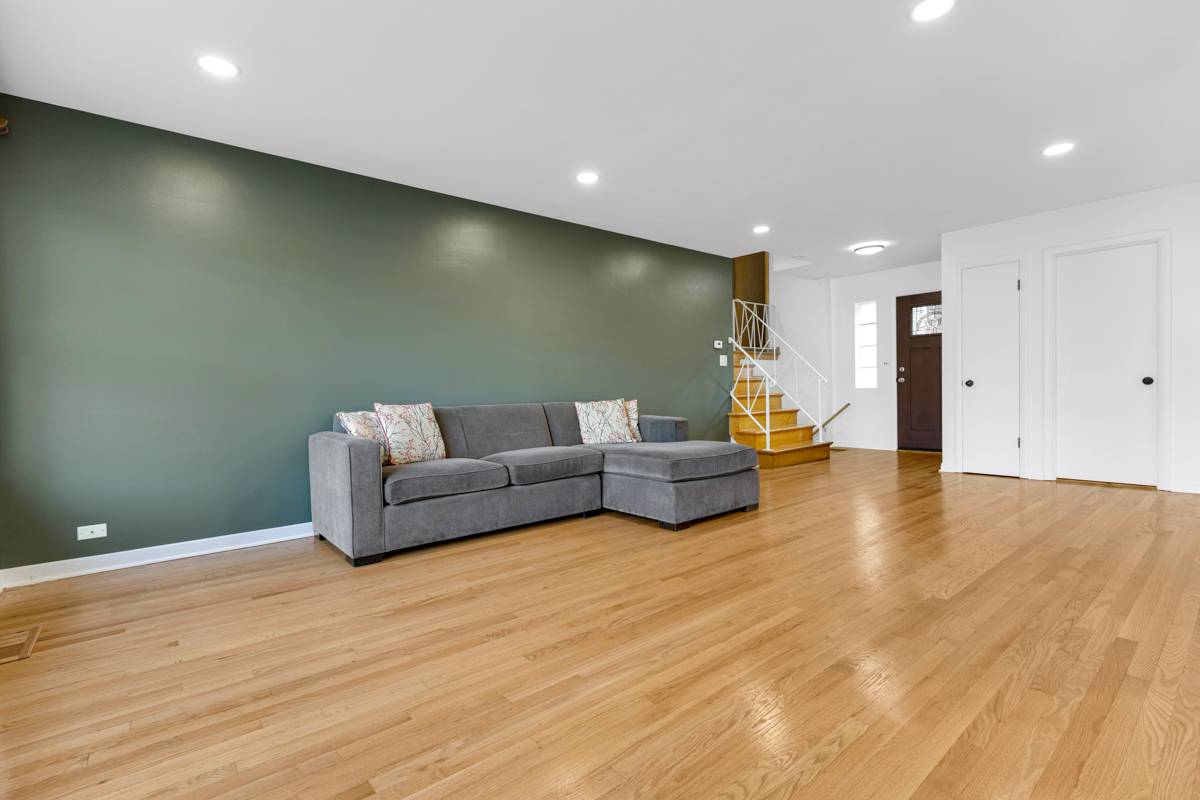 2720 Lincoln LN, Wilmette, IL 60091