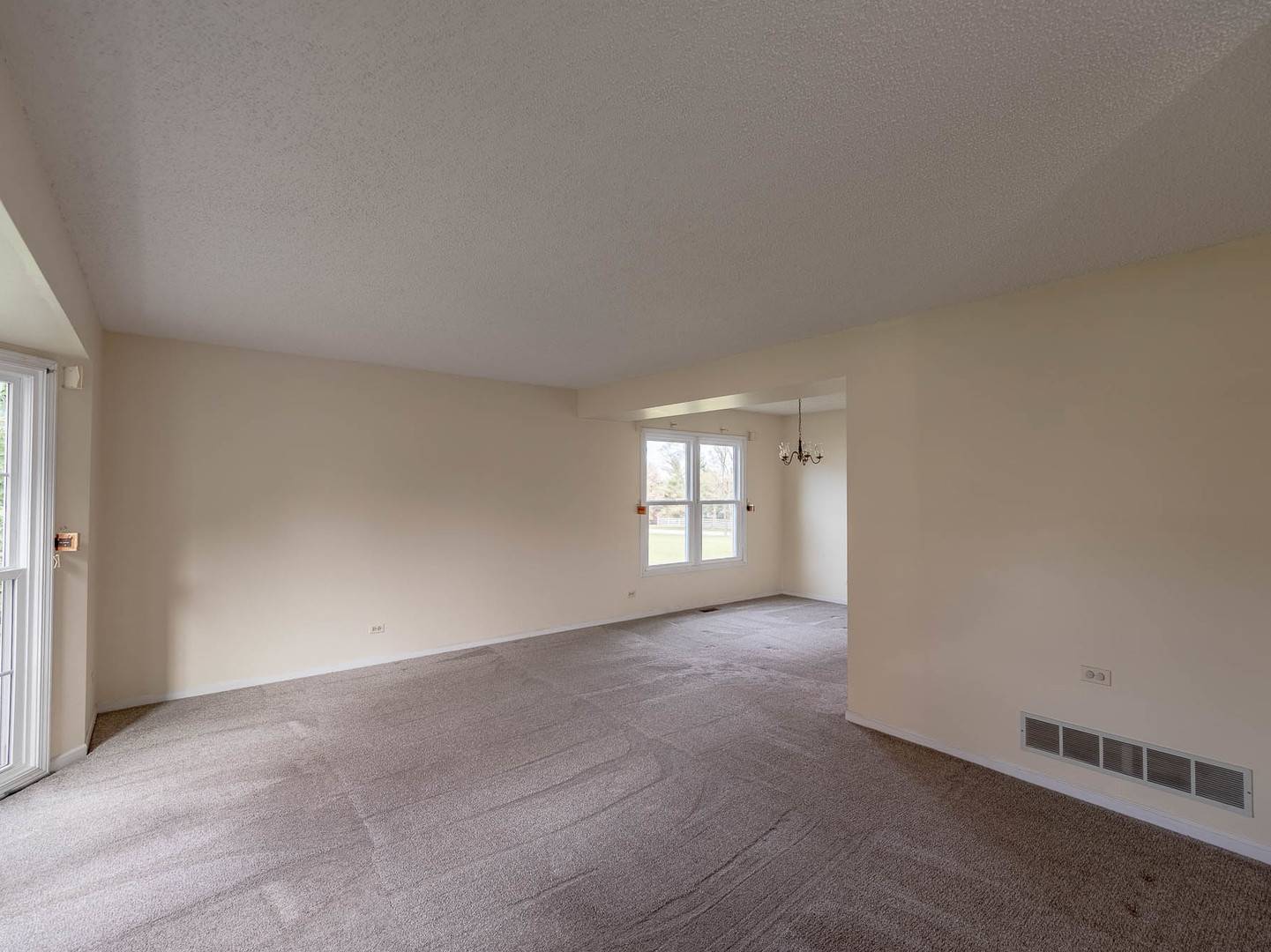 4 Candlewood CT, Cary, IL 60013