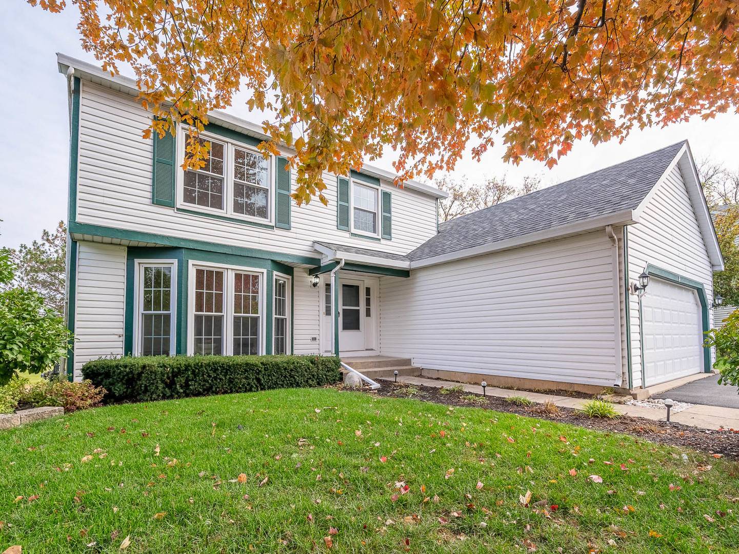 4 Candlewood CT, Cary, IL 60013
