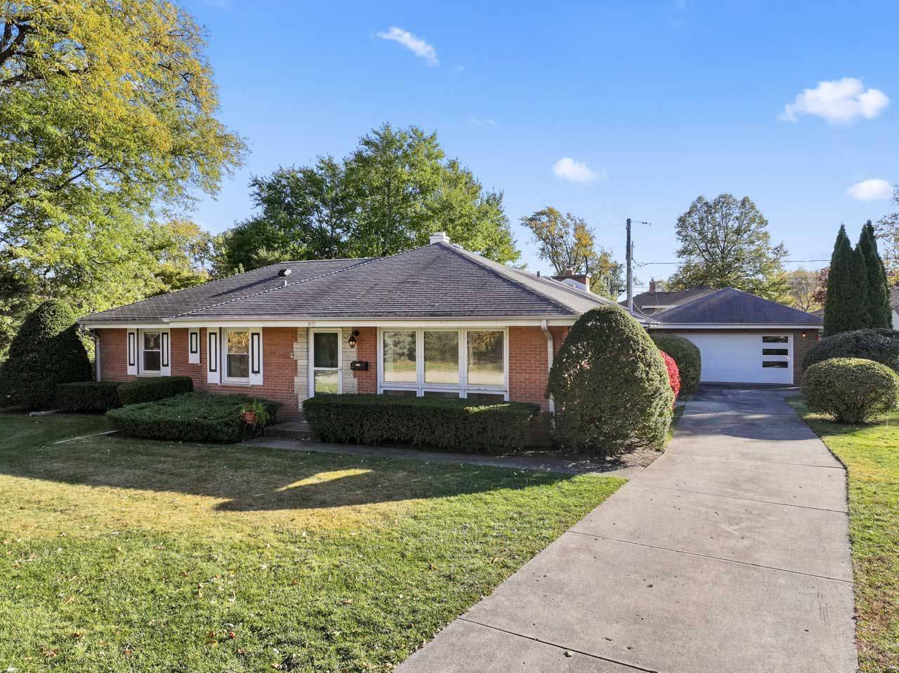 1437 E Emmerson LN, Mount Prospect, IL 60056