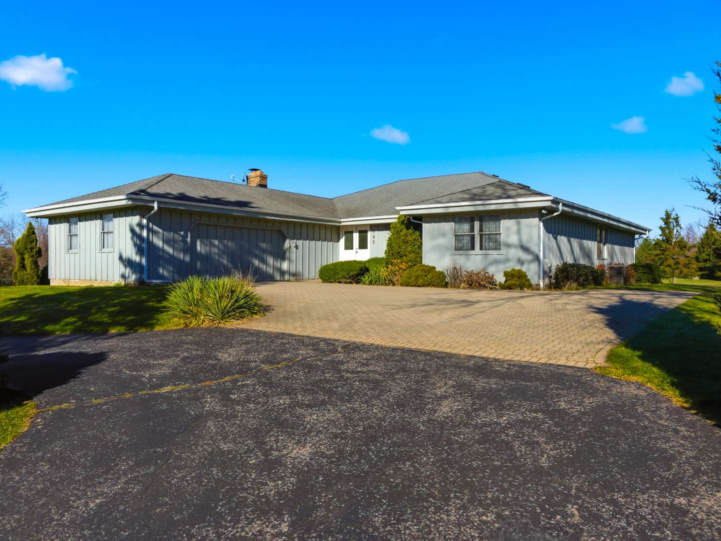 195 Clover Hill LN, North Barrington, IL 60010