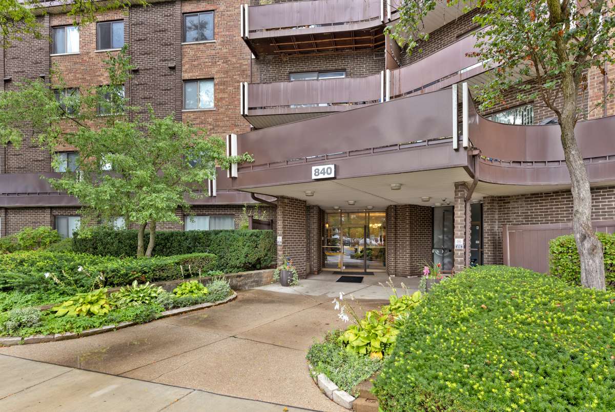 840 Wellington AVE #303, Elk Grove Village, IL 60007