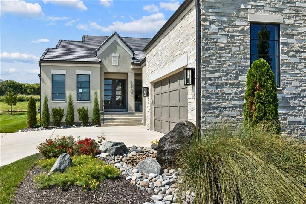 13704 Pembroke LN, Leawood, KS 66224