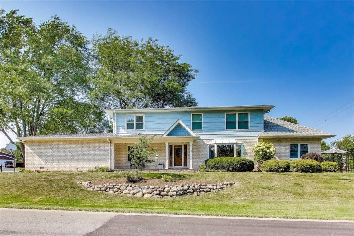 48 W Brentwood DR, Palatine, IL 60074