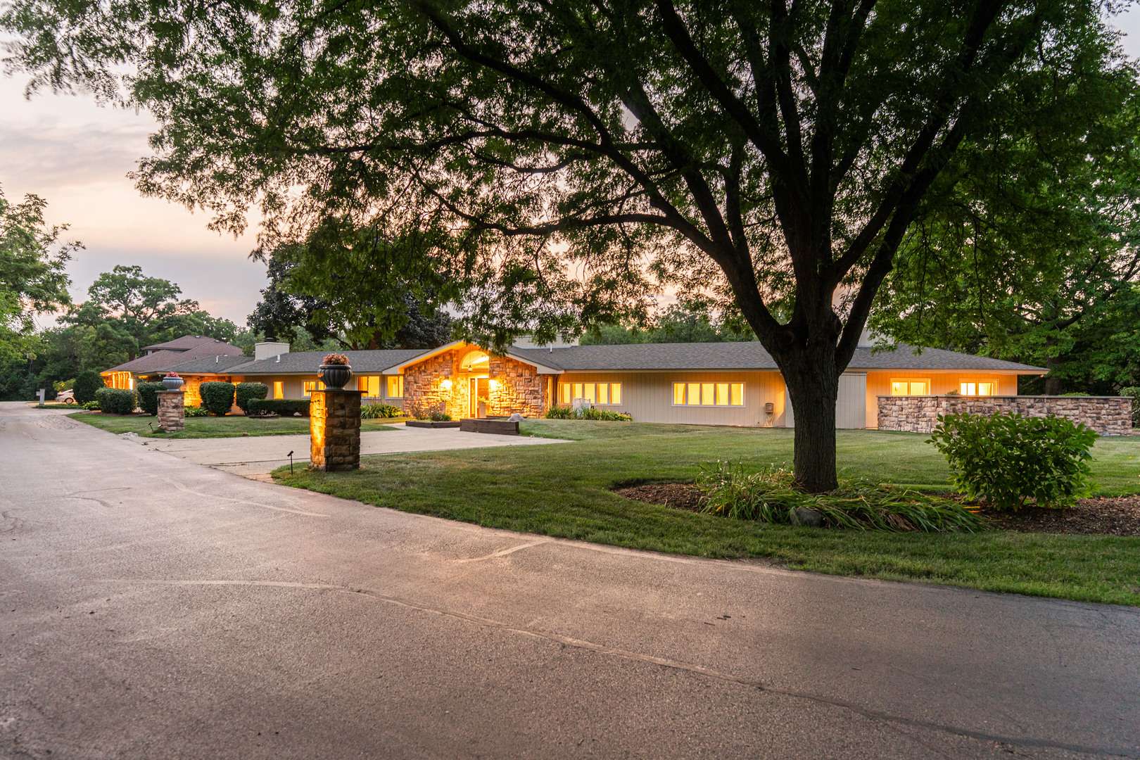 208 Brookdale LN, Palatine, IL 60067