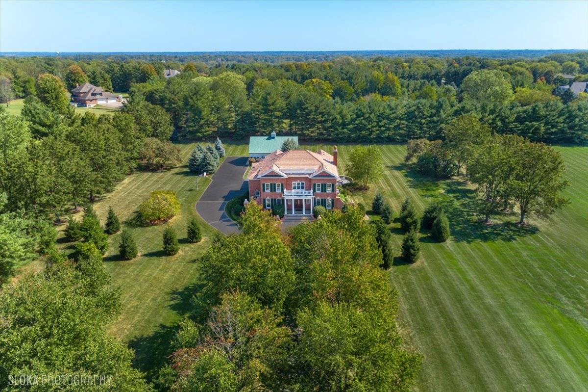 16 Ascot LN, Barrington Hills, IL 60010