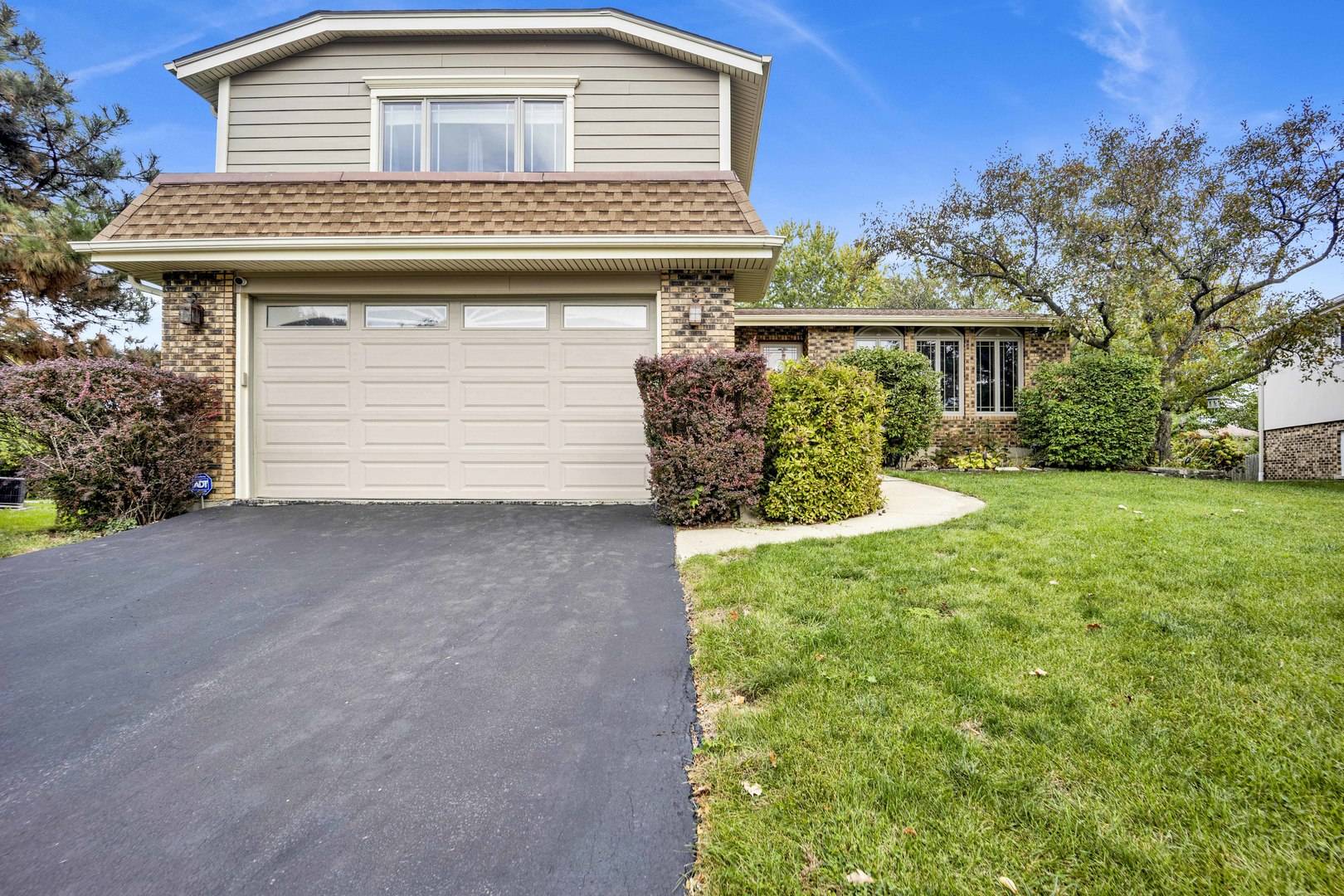 823 N Harrow CT, Addison, IL 60101