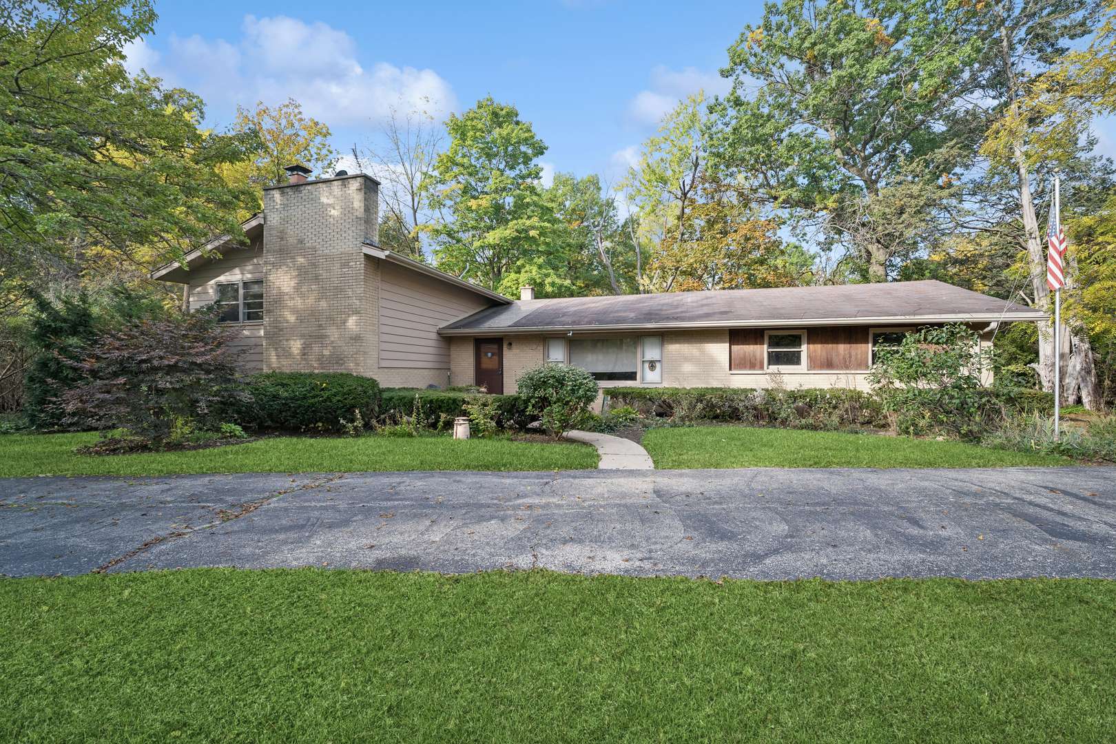 1068 N Hainesville RD, Round Lake, IL 60073