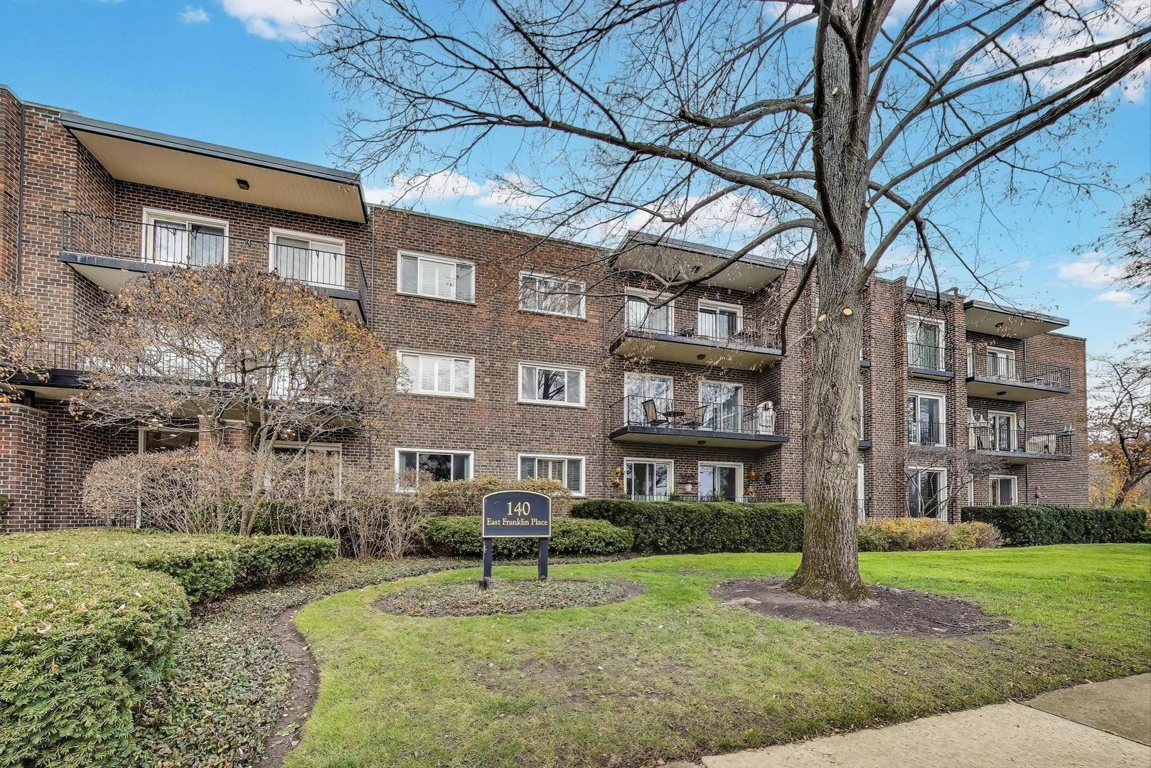140 Franklin PL E #207, Lake Forest, IL 60045