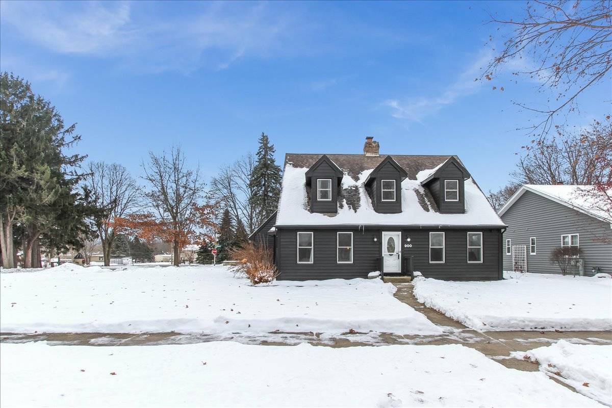 900 Glenmore LN, Elgin, IL 60124