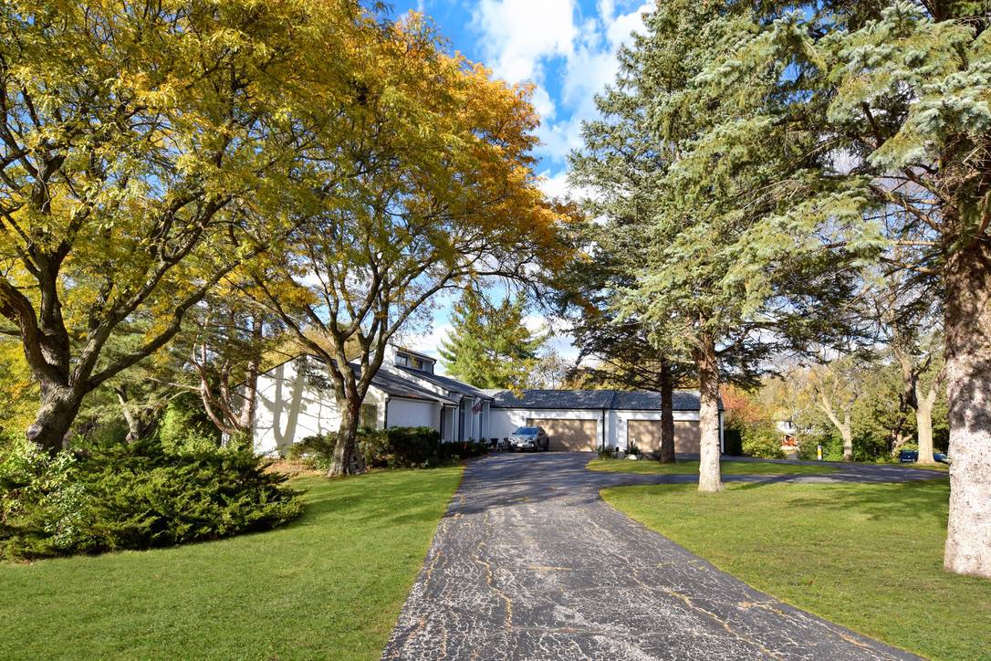 23400 W Cattail LN, Barrington, IL 60010