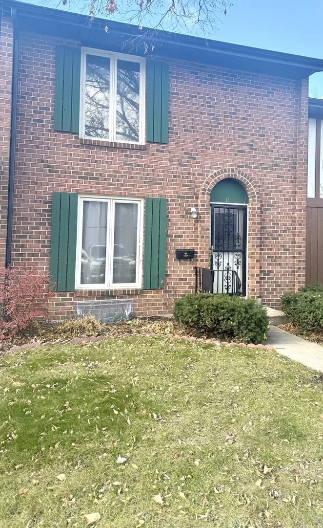 13 Pioneer Park PL, Elgin, IL 60123