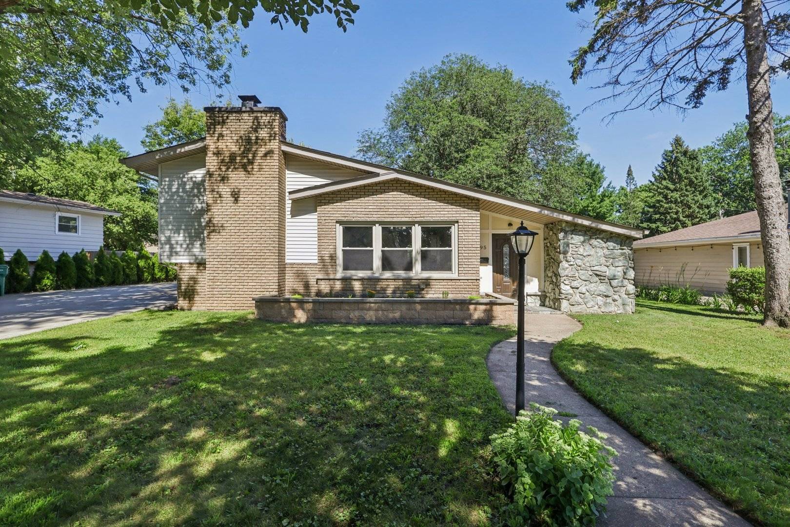 195 7th ST, Wheeling, IL 60090