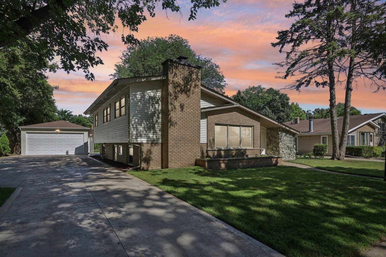 195 7th ST, Wheeling, IL 60090