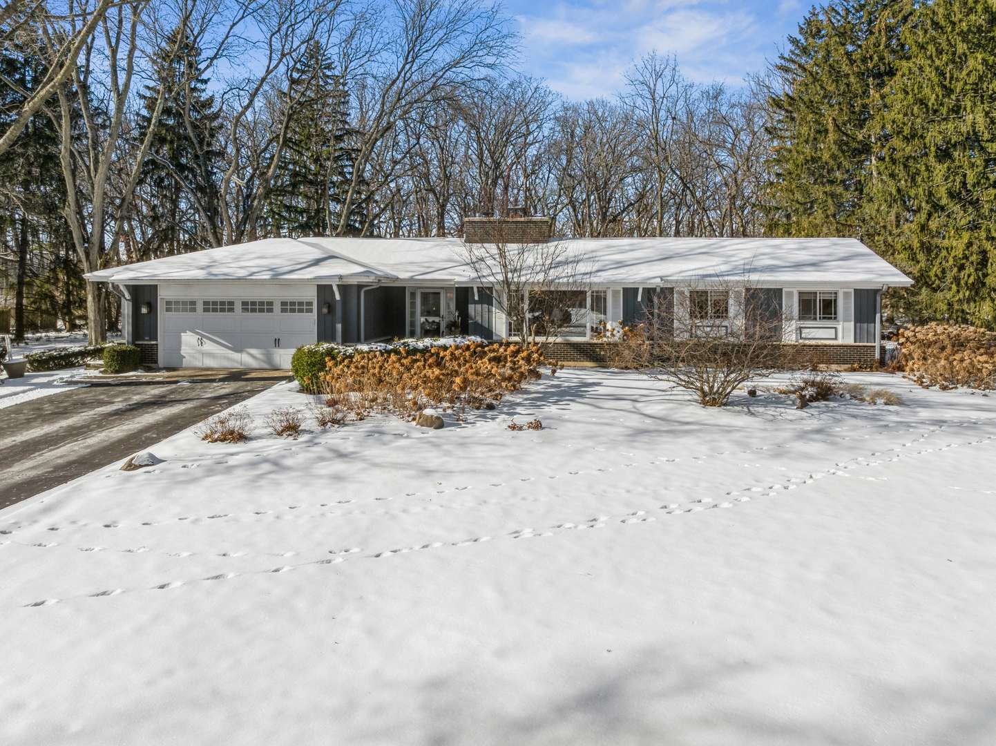 1102 Dennis LN, Elgin, IL 60120