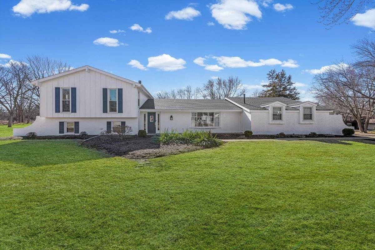 19 Golfview LN, Lake Barrington, IL 60010