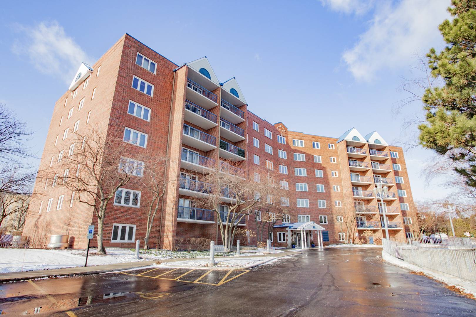 7120 N Milwaukee AVE #706, Niles, IL 60714