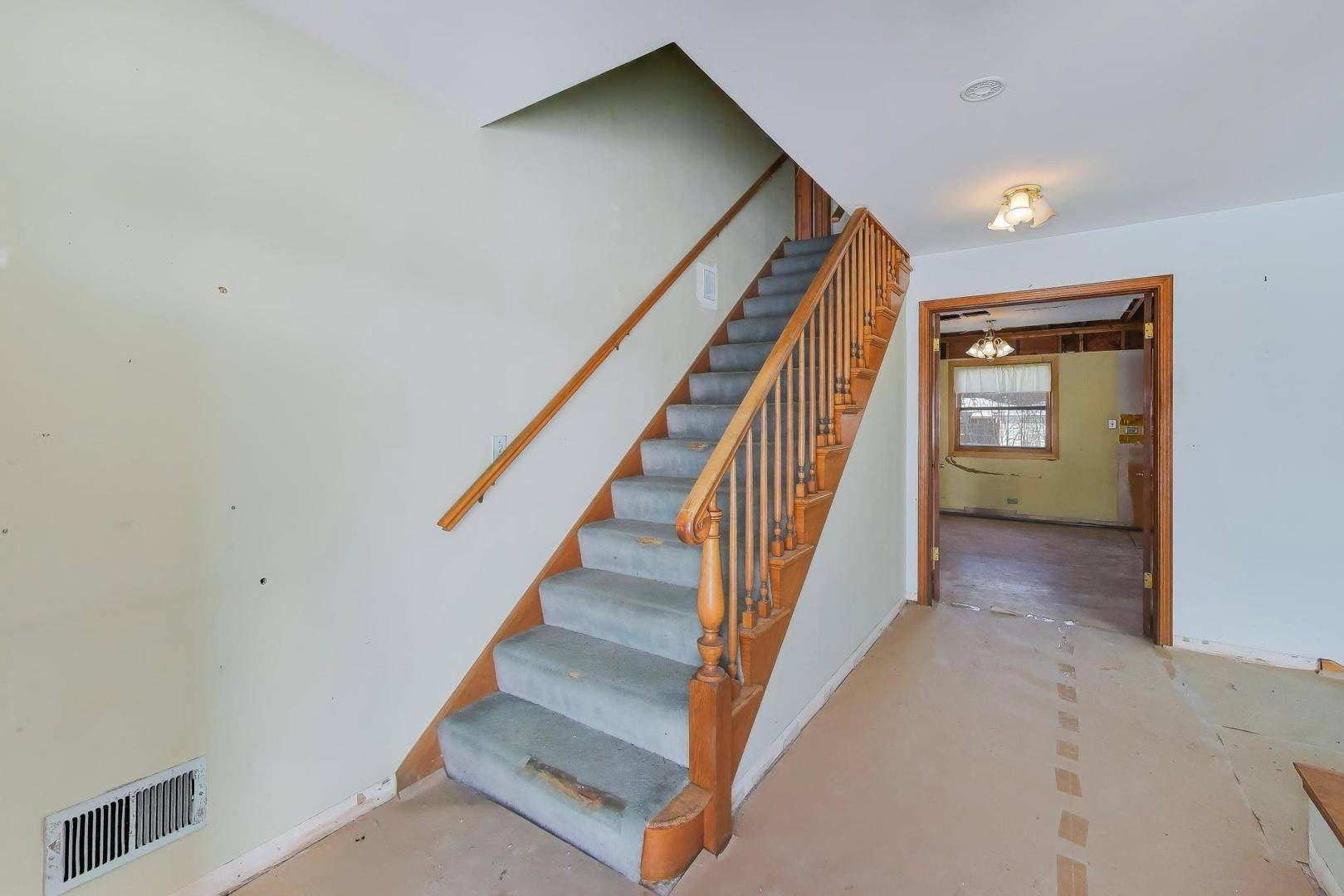 413 S Carol LN, Mount Prospect, IL 60056