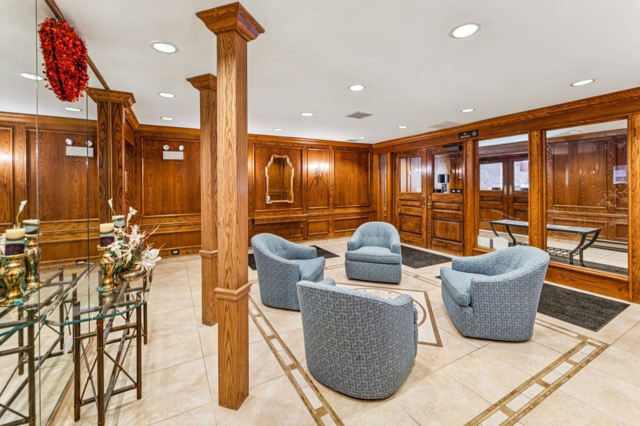 101 Old Oak DR #216, Buffalo Grove, IL 60089