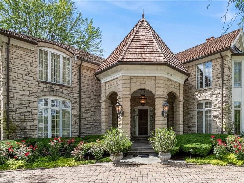 1719 Midwest Club Pkwy, Oak Brook, IL 60523