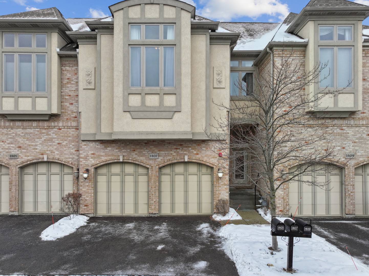 1407 W Rue Paris PL, Inverness, IL 60067
