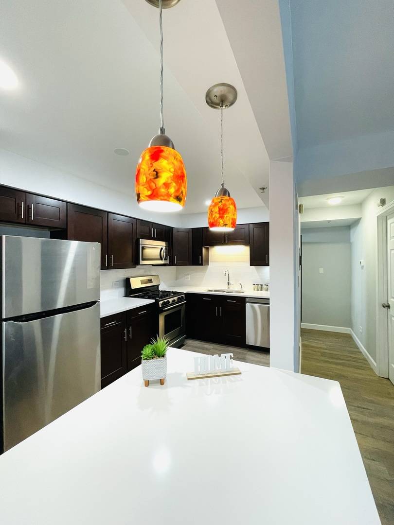 126 S La Londe AVE #2B, Addison, IL 60101