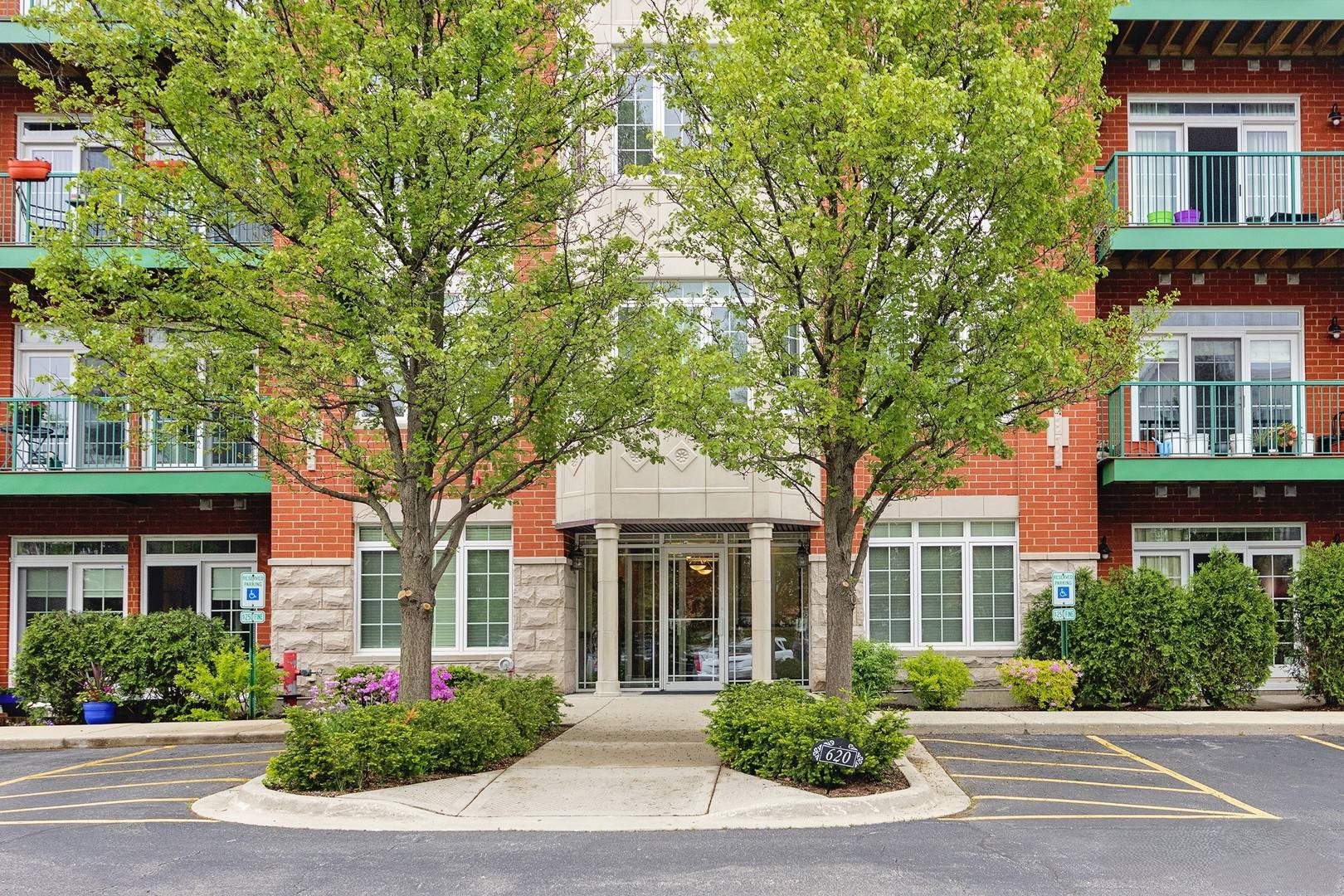 640 Mchenry RD #301, Wheeling, IL 60090