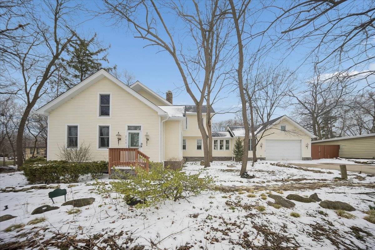215 E Pine AVE, Roselle, IL 60172