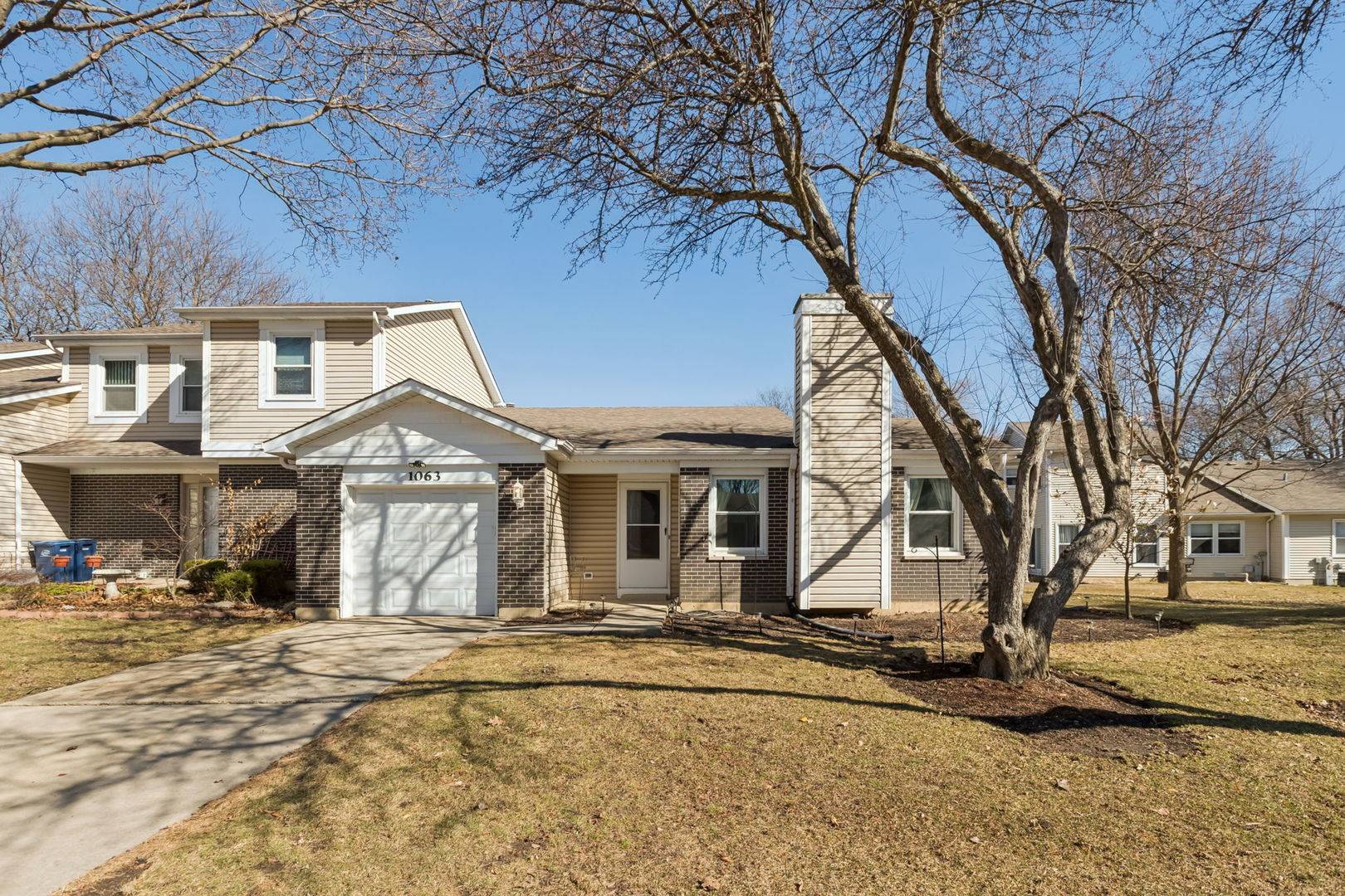 1063 Stonehedge DR, Schaumburg, IL 60194
