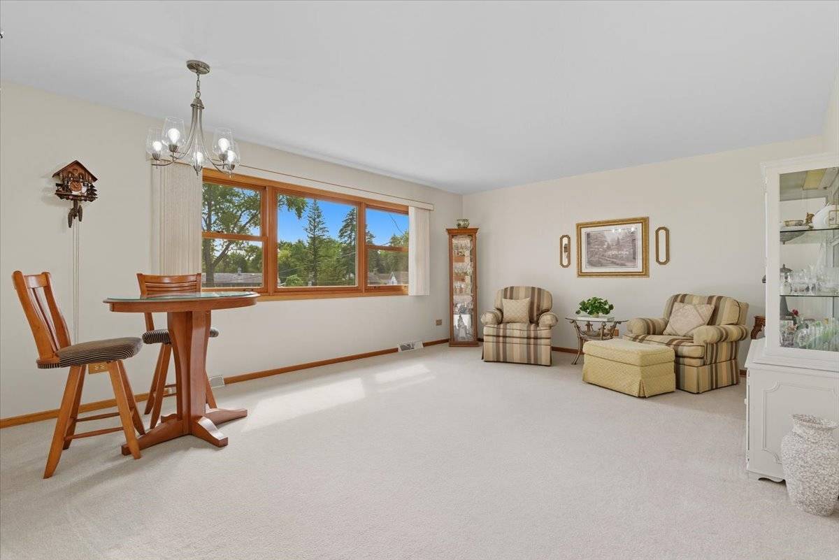 851 Glenview AVE, Mundelein, IL 60060