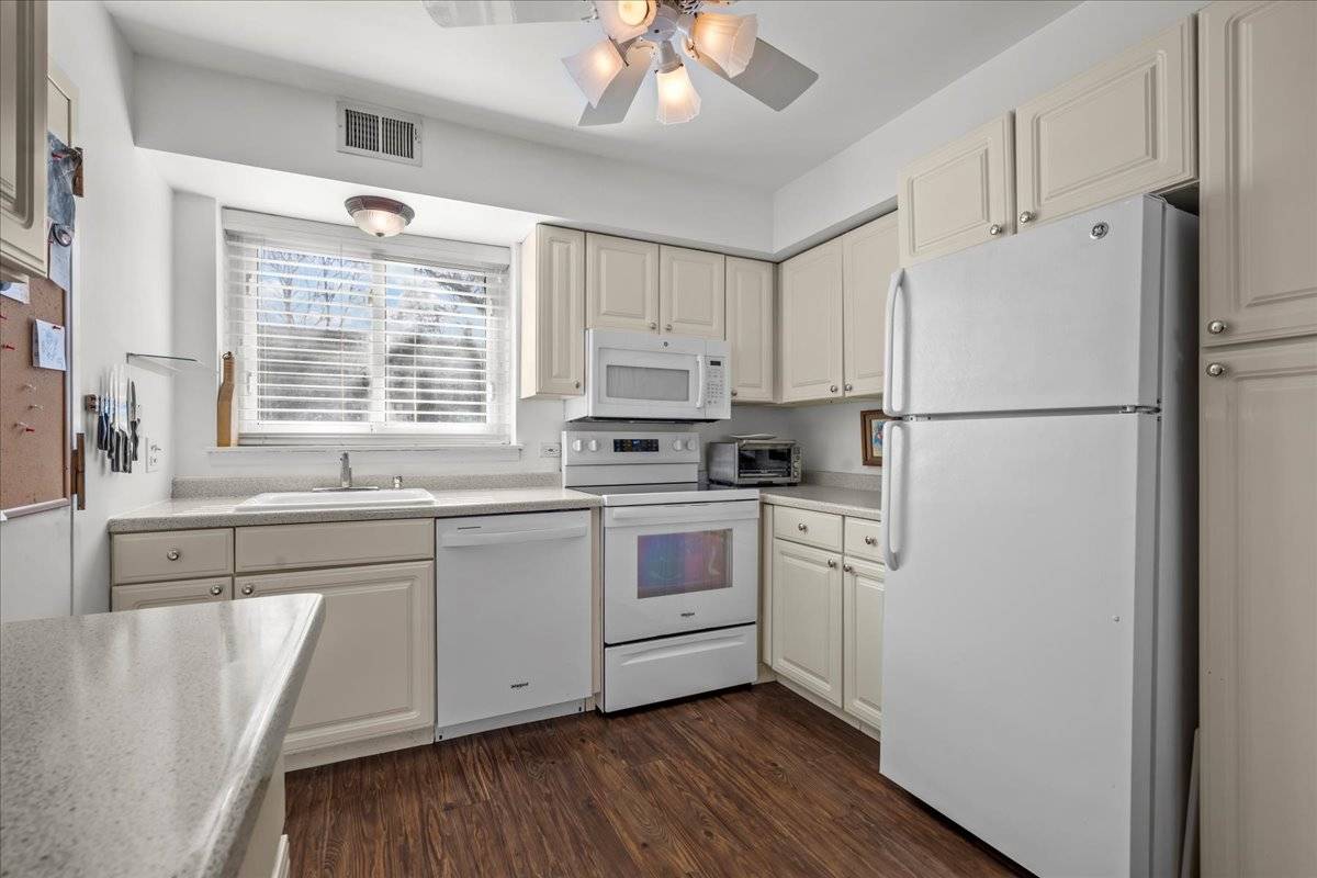 429 Elm ST #5J, Deerfield, IL 60015