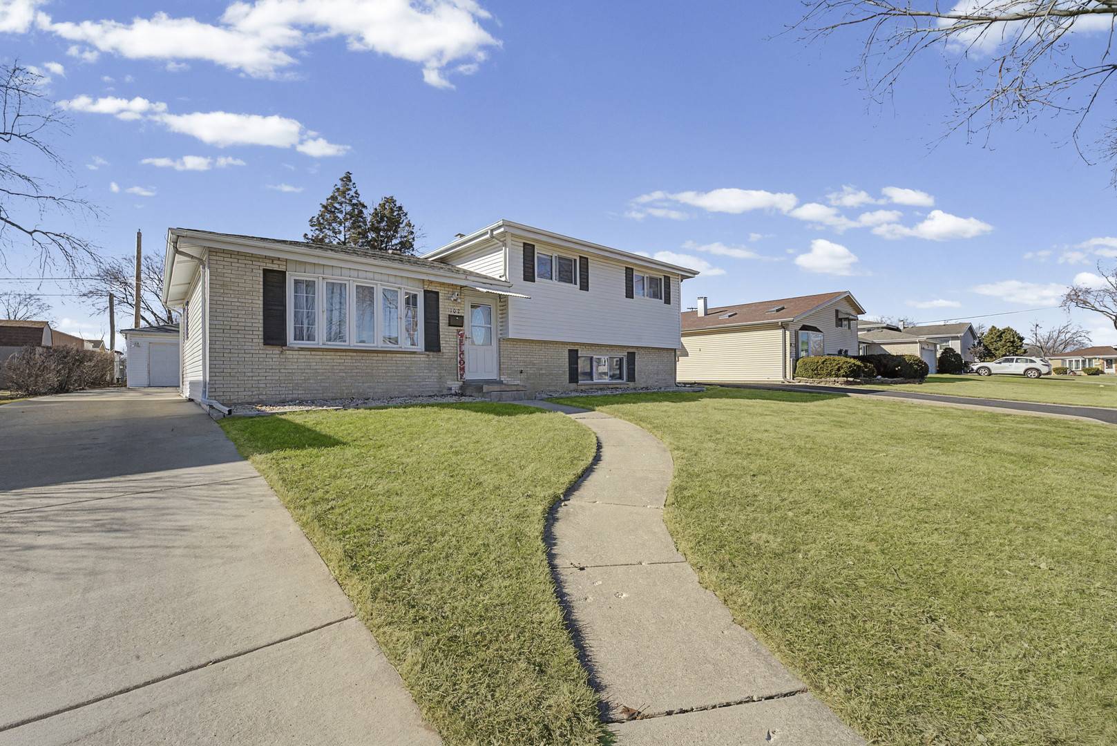 102 S Adeline AVE, Addison, IL 60101